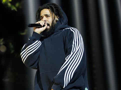 Tragédia J. Cole turnéján: halálos baleset miatt maradt el a sacramentói koncert