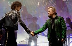 Sombr Billy Idollal adta elő az Eyes Without A Face-t a Coachellán, Radiohead-feldolgozás is volt