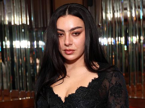 Charli XCX horrorfilmben debütál Takashi Miike rendezésében