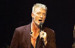 Josh Homme rágyújtott a Ford Field színpadán, és nekiment a stadion szabályainak