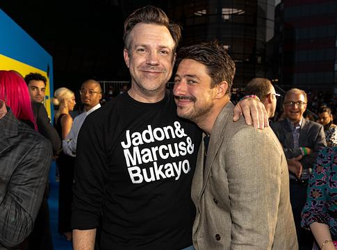 Jason Sudeikis a Mumford & Sons színpadán énekelte el a Ted Lasso főcímdalát