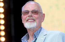 ‘Whispering’ Bob Harris 56 év után otthagyja a BBC Radio 2-t egészségügyi okok miatt