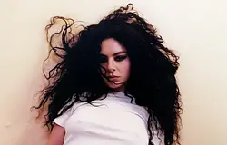 Charli XCX portréja a National Portrait Gallery gyűjteményébe került