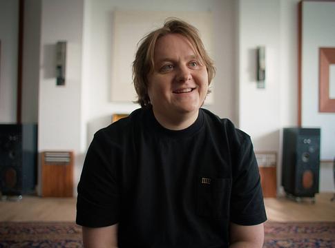 Lewis Capaldi ingyenes terápiás órákat adományozott rajongóinak – egy hónap mentális támogatás mindenkinek