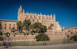 Brutális támadás Mallorcán: életveszélyben egy svájci turista