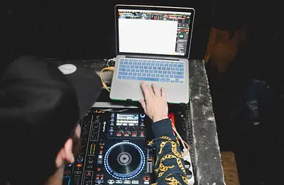 Az AI már segít a DJ-knek, de a pult mögött továbbra is az ember dönt