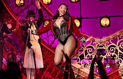 Megan Thee Stallion idő előtt kiszállt a Moulin Rouge-ból kórházi kezelés és szakítás után
