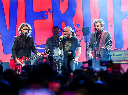 Billie Joe Armstrong Jennifer Finch emléke előtt tisztelgett, Bruce Dickinsonnal is színpadra állt