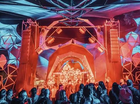 Nyomás alatt a Waldfrieden: veszélybe került a „Hai in den Mai” psytrance/Goa-fesztivál