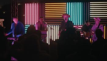 Oscar Isaac Hot Chippel zenél a Beef második évadában