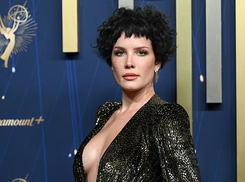 Halsey-t megfogdosta egy rajongó a színpadon – a közösség felháborodott