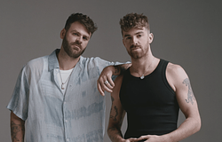 Megroggyant a színpad a The Chainsmokers koncertjén, a helyszín másik végéből folytatták