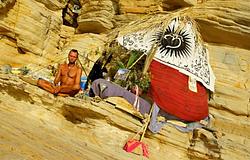 Kiürítették a Punta Galera-i barlangot: egykori DJ élt benne