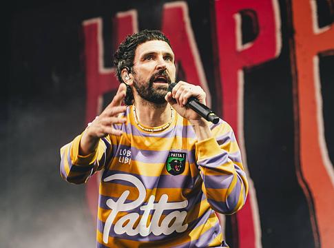 Kasabian két új dalt játszott az SNL UK-ban