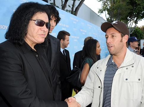 Gene Simmons felidézte, amikor egy bulin megviccelte Adam Sandlert