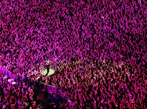 Meztelen férfi zavarta meg a The Chainsmokers ACL-szettjét