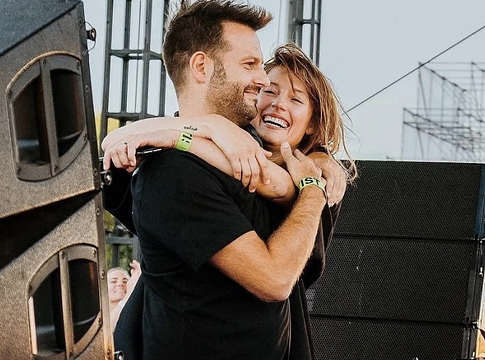 A közös bulizás erősítheti a párkapcsolatot – ezt mutatja egy friss felmérés