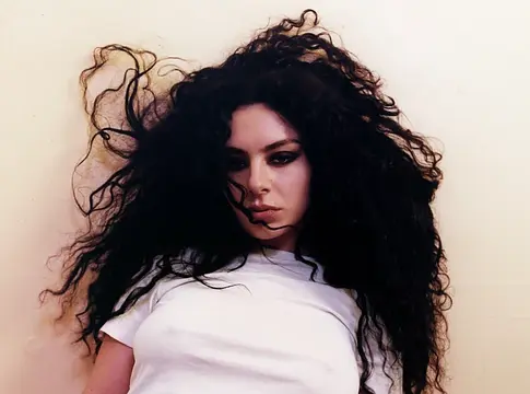 Charli XCX portréja a National Portrait Gallery gyűjteményébe került