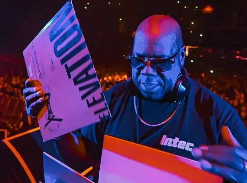 Carl Cox háromlemezjátszós szettel nyitotta The Prodigy brit turnéját Glasgowban