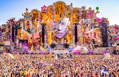 Mit jelképez a Tomorrowland hét óriási arca? A Consciencia MainStage titkai
