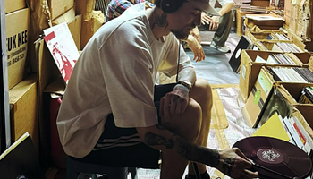 Fellépés közben lopták el Demuja USB-jét, rajta több ezer dallal