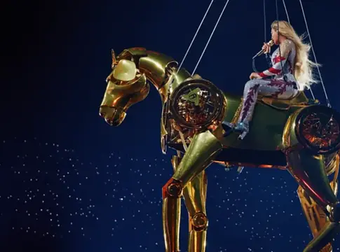 Beyoncé arany lovon szállt a közönség fölé – új szintre lépett a Cowboy Carter turné