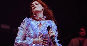 Florence + The Machine főműsoridőben a Readingen: „put your phones the fuck away” és teljes közös éneklés az esőben