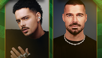 Pedro Sampaio és Ricky Martin viszi a félidőt az NFL riói meccsén