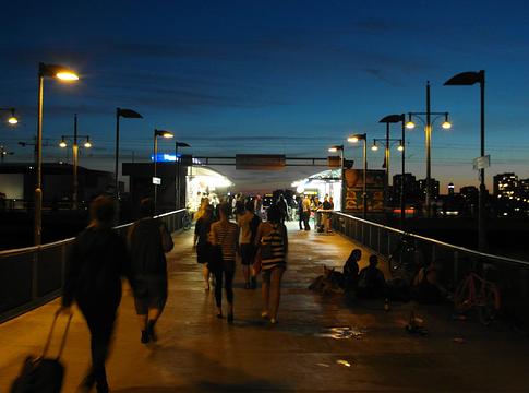 Riport mutatja be Berlin illegális rave-szcénáját