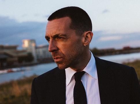 Miles Kane spirituális oldalát mutatja meg új dalában – itt az 'I Pray'