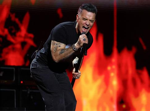 Robbie Williams visszaszólt a „bully” podcasternek: „Én igazi redcoat vagyok. Te meg igazi bully”