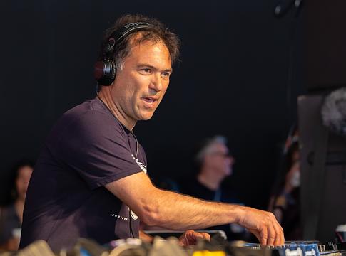 Ros Atkins drum & bass partit szervez Cornwallban