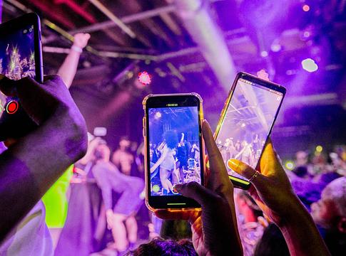 Telefonok a táncparketten: megölik vagy megőrzik az élményt?