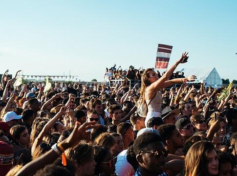 Figyelmeztetés a brit fesztiválokra: rekorderejű MDMA tabletták terjednek