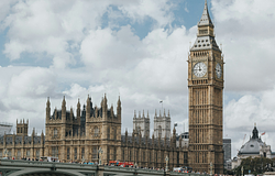 „Félelem légköre” az élőzenei piacon – a brit parlament a Live Nation vizsgálatát sürgeti