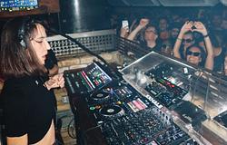 Amelie Lens már a kislányának is megmutatja a lemezpörgetés alapjait