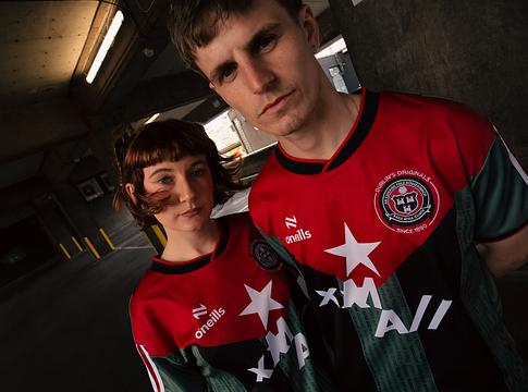 Massive Attack és a Bohemian F.C. közös mezt dobott piacra Kubáért