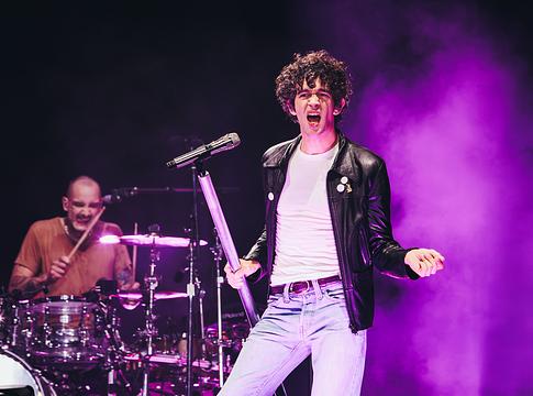 Matty Healy beszállt a The 1975 tribute-zenekarába malibui legénybúcsúján