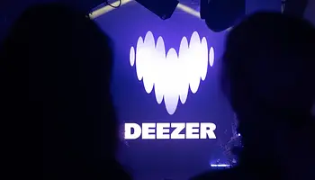 A Deezer naponta már közel 75 ezer teljesen AI‑generált feltöltést azonosít – egy év alatt 650%-os ugrás