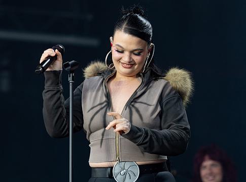 Lola Young a Radio 1’s Big Weekendjén mutatta be élőben a James Blake-kel közös From Down Here-t