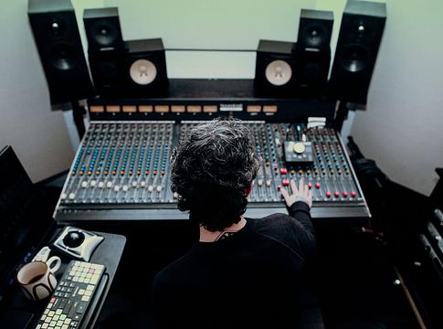 Analóg melegség és digitális precizitás: a zenei produkció új egyensúlya