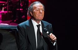 Julio Iglesias tagadja a szexuális zaklatás és emberkereskedelem vádjait