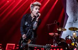 A Green Day a ‘Saviors’ korszakot ünnepli új videóval: ‘Suzie Chapstick’