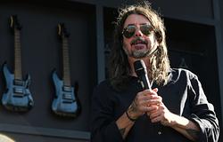 Gyerekzenekarral nyitotta liverpooli turnéját a Foo Fighters