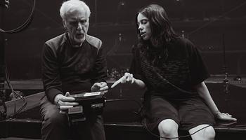 Billie Eilish mozit csinál koncertből: a nézők állva énekelnek és pogóznak a vetítéseken