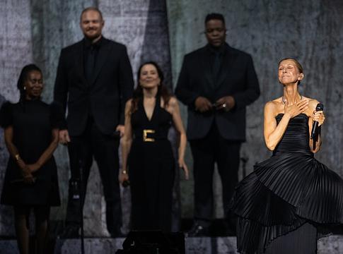 Céline Dion könnyek között tért vissza Párizsban