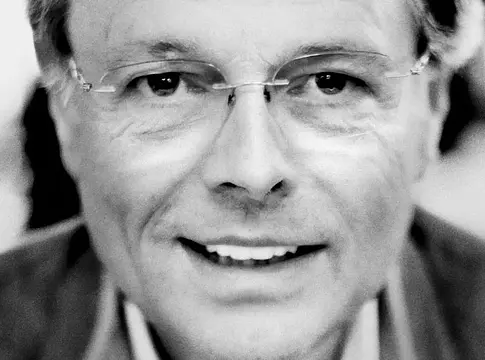 100 millió euróval tér vissza az élőiparba Peter Schwenkow