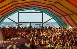 A Sunwaves Bulgáriába költözik: Carola, Moonear, tINI és mások a nyitókiadáson