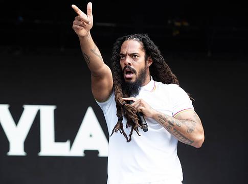 Bob Vylan fellélegezhet: lezárták a Glastonbury-ügyet