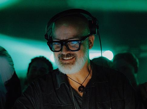 Simon Field a house szabályait borogatja a Dangerrel